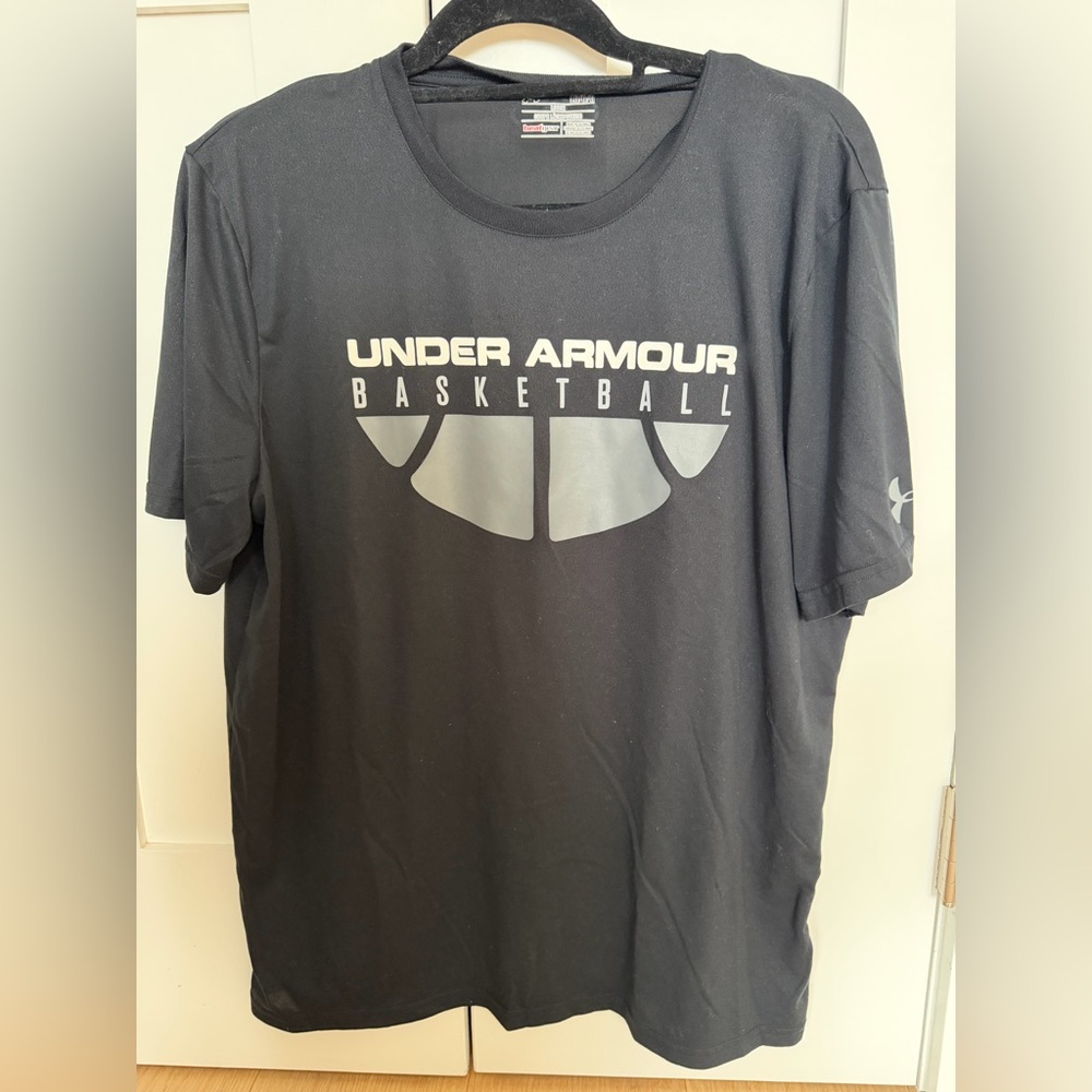 Under Armour Men’s Black Short-Sleeve Basketball Tee with Gray Logo- size L